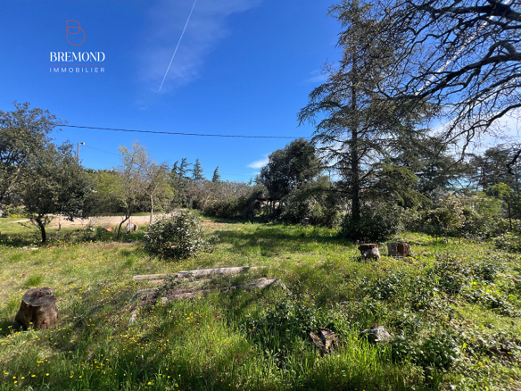 TERRAIN CONSTRUCTIBLE 700m2 PROCHE CENTRE ST MAXIMIN 83470