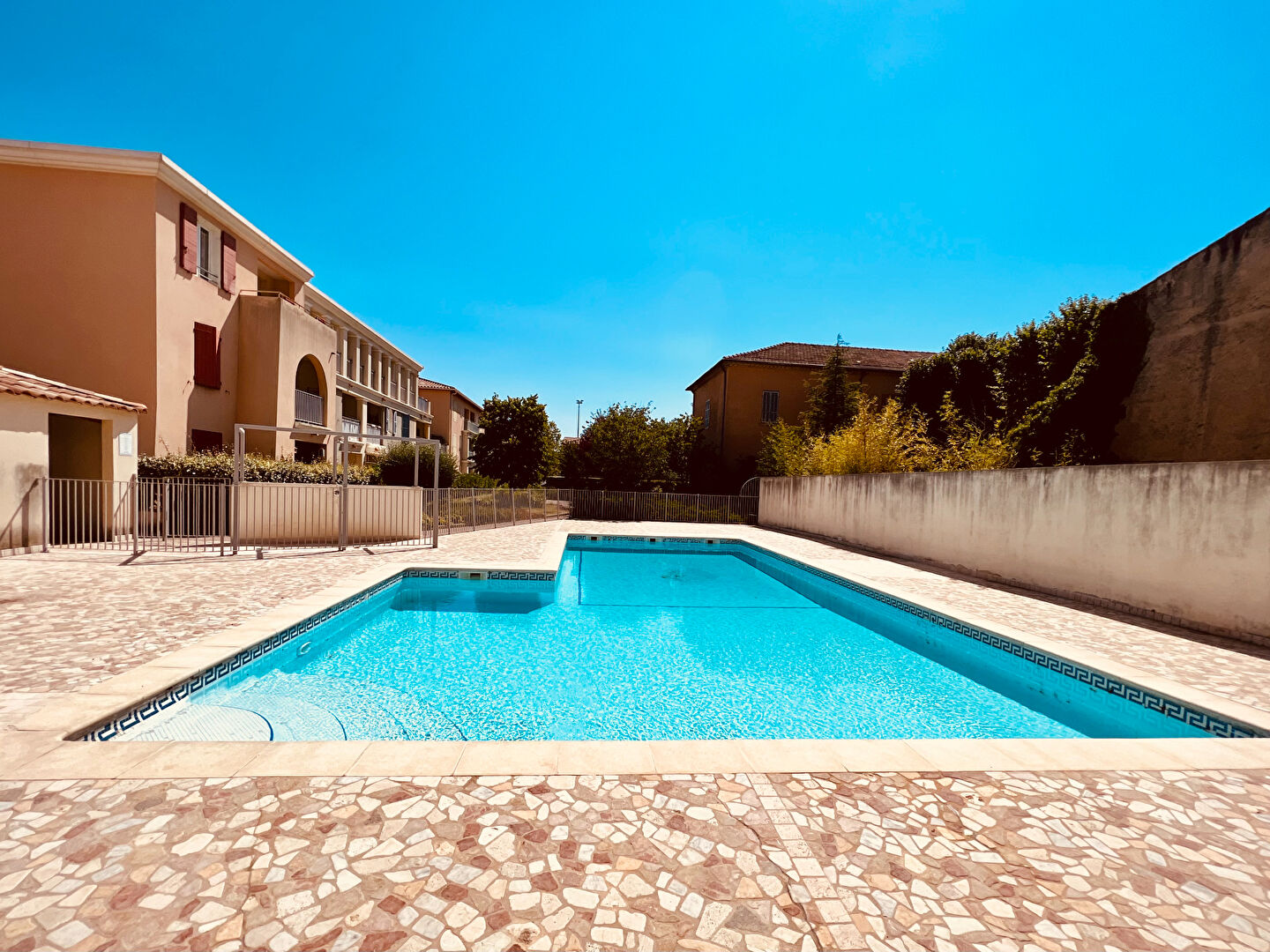 Appartement à vendre à St Maximin T2 Rdc avec loggia, jardin, garage, piscine